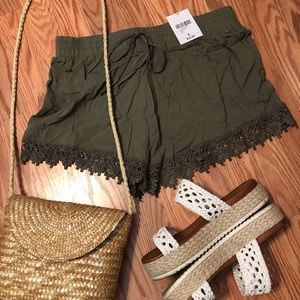 NWT Woven lace detail shorts
